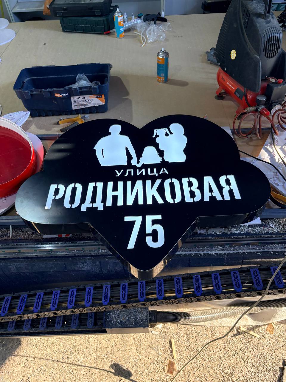 Табличка ночью с подсветкой