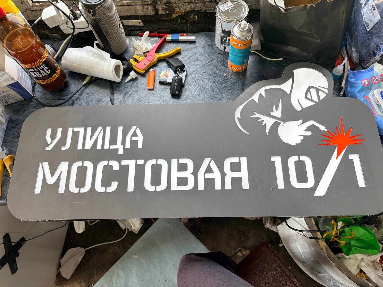 Световая адресная табличка из графитового композита с акрилом — дневной вид, частный дом Зубово Уфа